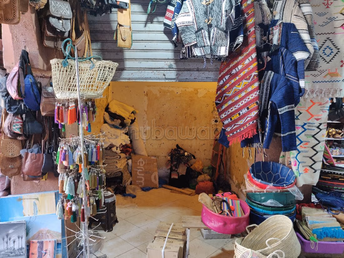 Offices & shops for sale in Abattoirs. Small area 9 m². Security. 