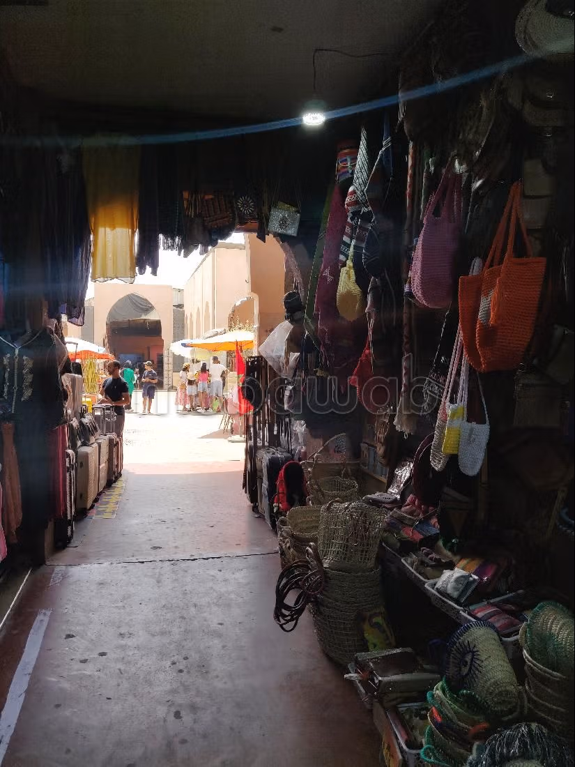 Offices & shops for sale in Abattoirs. Small area 9 m². Security. 