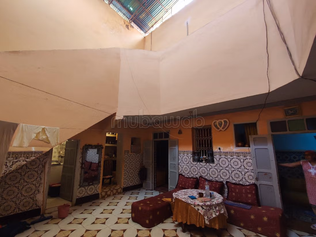 رياض للبيع ب سيدي بن سليمان الجزولي. المساحة 100 م². صالون مغربي أصيل. 