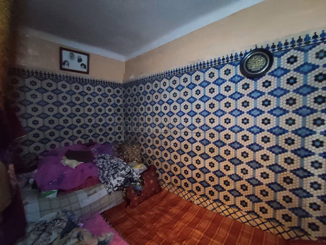 رياض للبيع ب سيدي بن سليمان الجزولي. المساحة 100 م². صالون مغربي أصيل. 