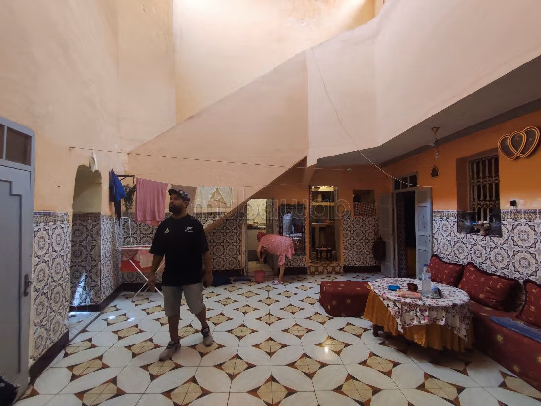 رياض للبيع ب سيدي بن سليمان الجزولي. المساحة 100 م². صالون مغربي أصيل. 