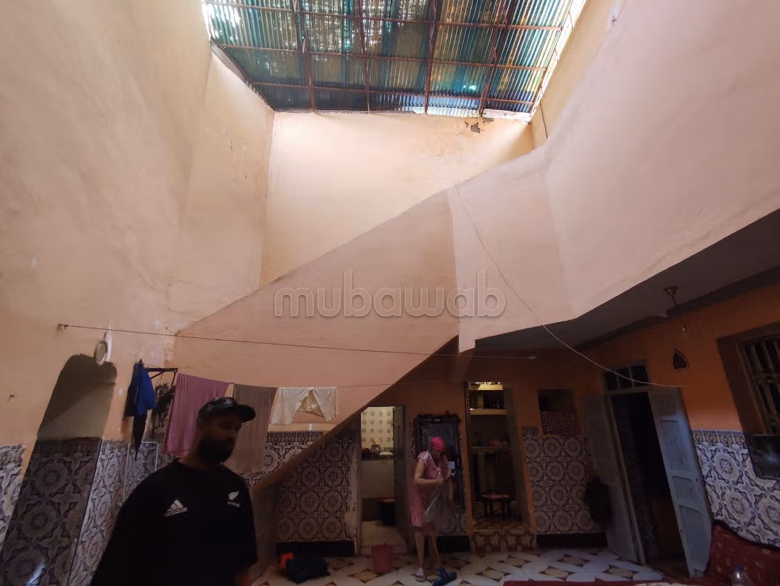 رياض للبيع ب سيدي بن سليمان الجزولي. المساحة 100 م². صالون مغربي أصيل. 