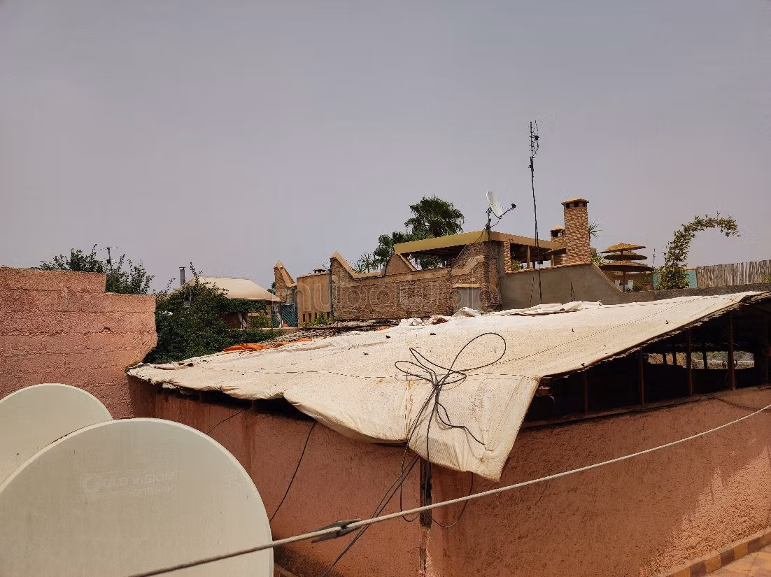 رياض للبيع ب سيدي بن سليمان الجزولي. المساحة 100 م². صالون مغربي أصيل. 