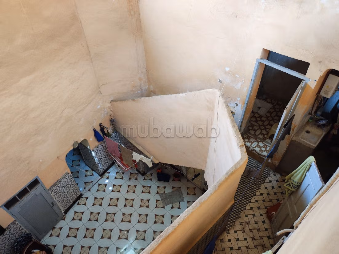 رياض للبيع ب سيدي بن سليمان الجزولي. المساحة 100 م². صالون مغربي أصيل. 