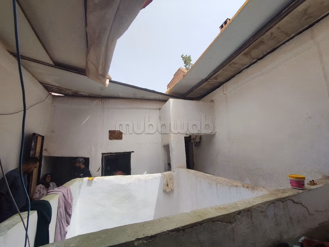 رياض للبيع ب سيدي بن سليمان الجزولي. المساحة 100 م². صالون مغربي أصيل. 