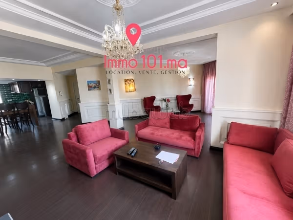 Piso en venta en Riyad. 4 habitaciones confortables. Parking y ascensor