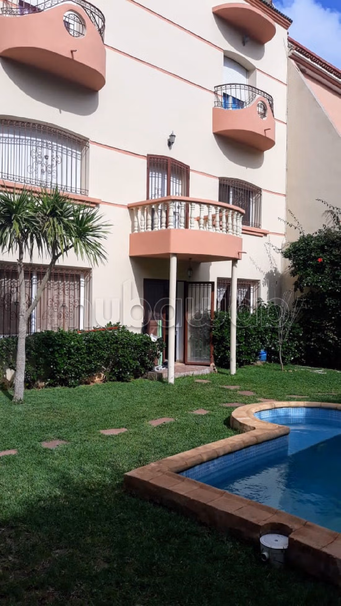 Casa de alto standing en venta. 5 dormitorios. está amueblado con buen gusto. 