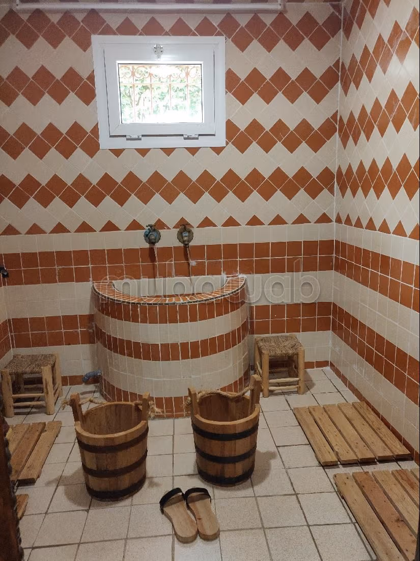 Casa de alto standing en venta. 5 dormitorios. está amueblado con buen gusto. 