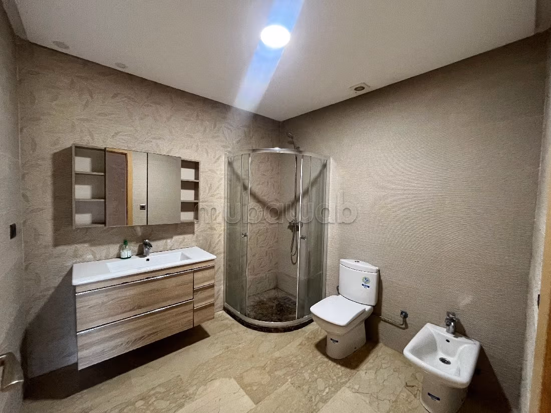 Appartement vide 3 chambres à louer à Darbouazza