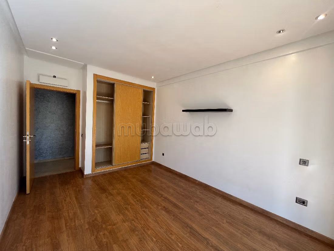 Appartement vide 3 chambres à louer à Darbouazza