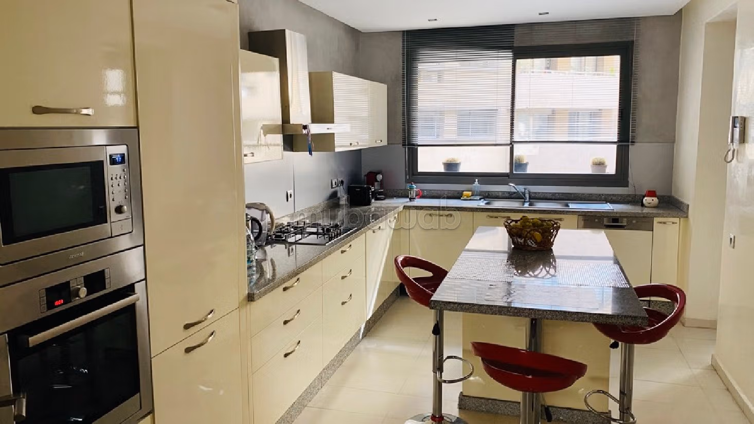 Se vende piso en Gauthier. 4 bonitas habitaciones. Ventanas con doble acristalamiento y puerta blindada. 