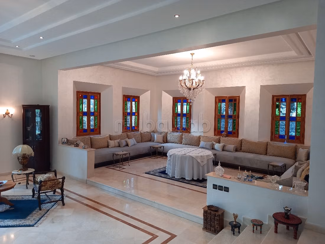 Suntuosa villa en venta en Mandarona. Pequeña superficie 526 m². Servicio de chimenea y conserjería