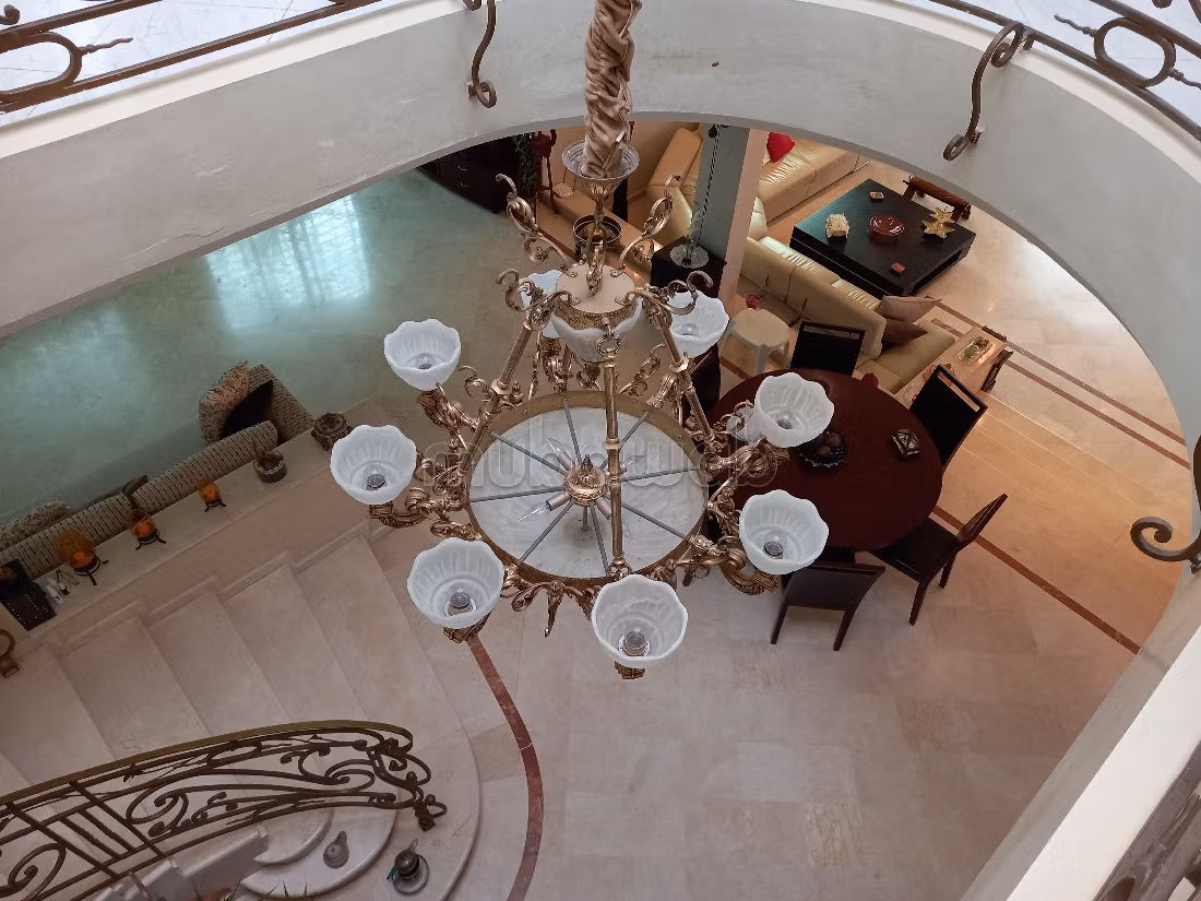 Suntuosa villa en venta en Mandarona. Pequeña superficie 526 m². Servicio de chimenea y conserjería