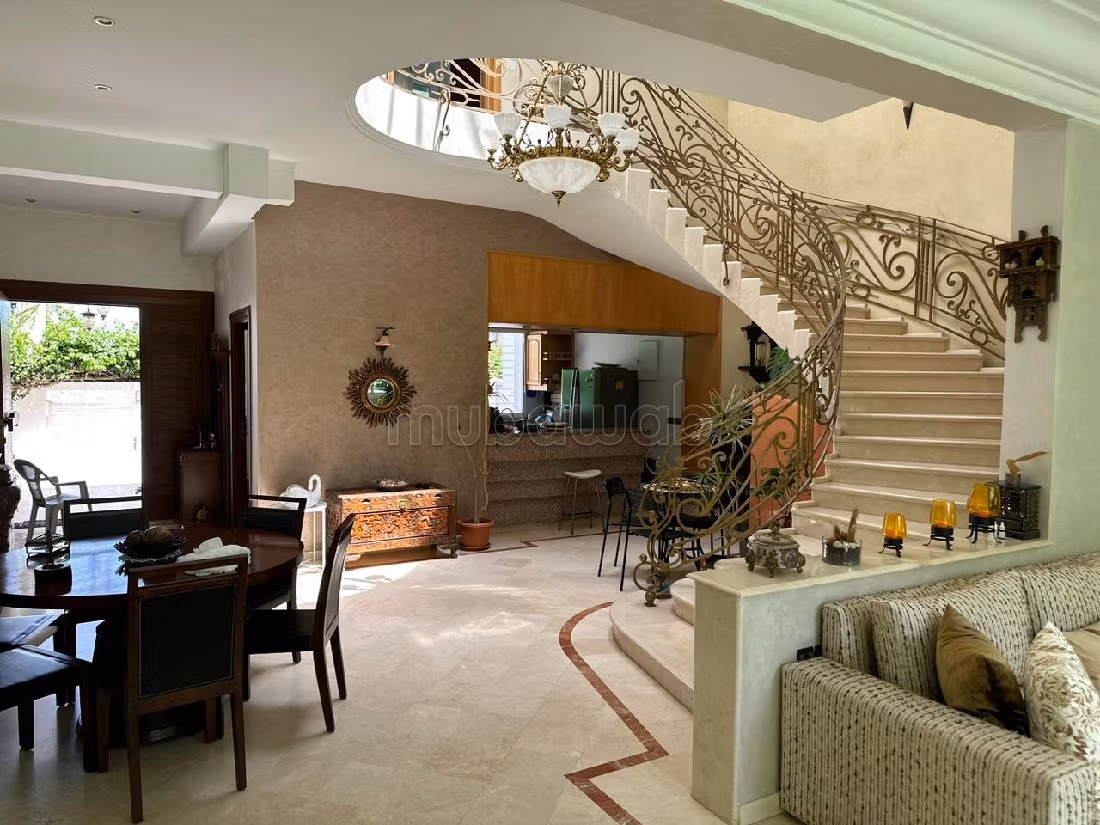 Suntuosa villa en venta en Mandarona. Pequeña superficie 526 m². Servicio de chimenea y conserjería