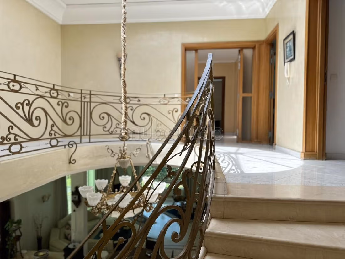 Suntuosa villa en venta en Mandarona. Pequeña superficie 526 m². Servicio de chimenea y conserjería