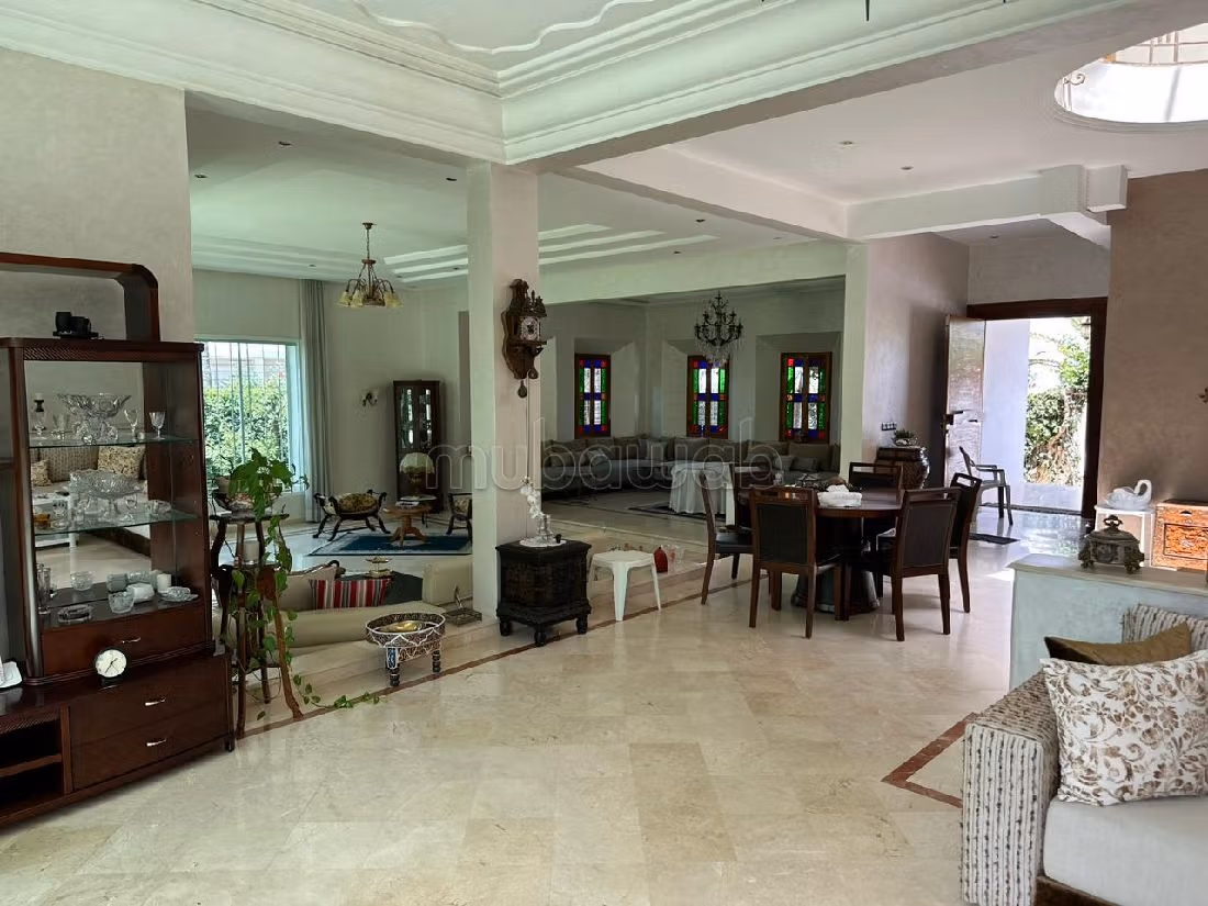 Suntuosa villa en venta en Mandarona. Pequeña superficie 526 m². Servicio de chimenea y conserjería