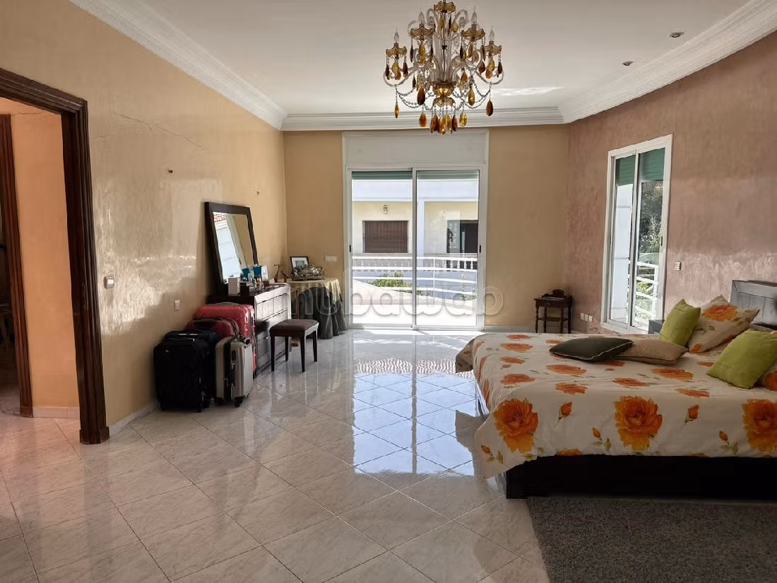 Suntuosa villa en venta en Mandarona. Pequeña superficie 526 m². Servicio de chimenea y conserjería