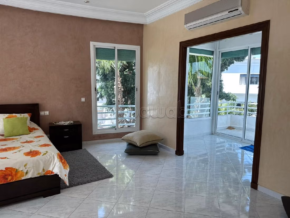 Suntuosa villa en venta en Mandarona. Pequeña superficie 526 m². Servicio de chimenea y conserjería