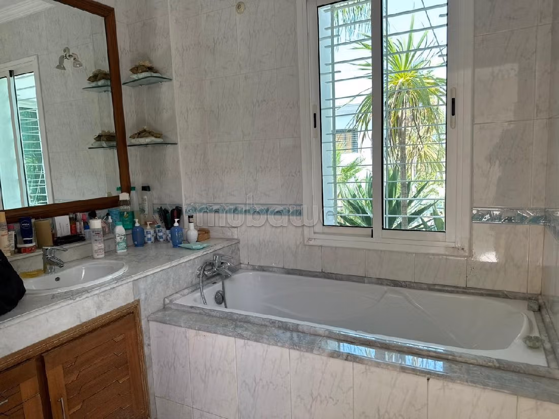 Suntuosa villa en venta en Mandarona. Pequeña superficie 526 m². Servicio de chimenea y conserjería