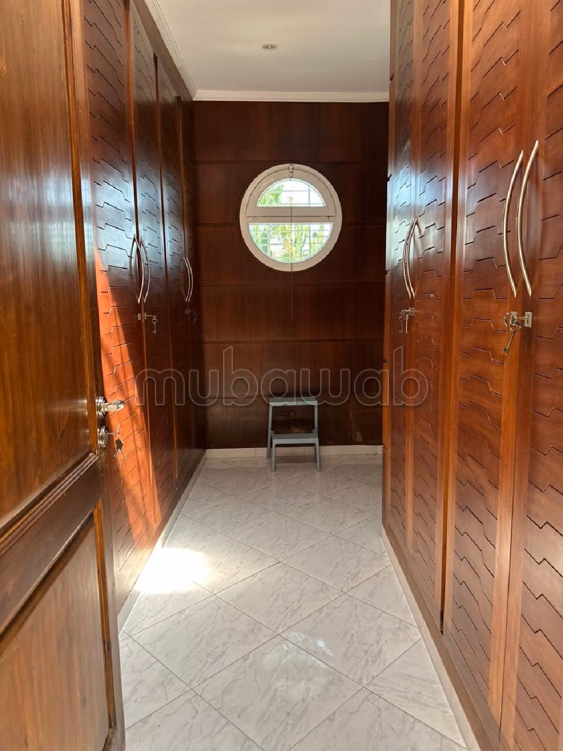 Suntuosa villa en venta en Mandarona. Pequeña superficie 526 m². Servicio de chimenea y conserjería