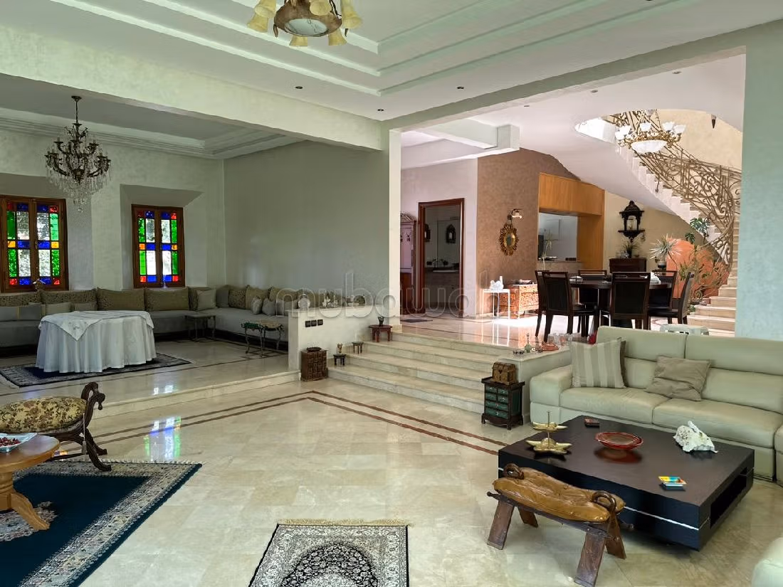 Suntuosa villa en venta en Mandarona. Pequeña superficie 526 m². Servicio de chimenea y conserjería