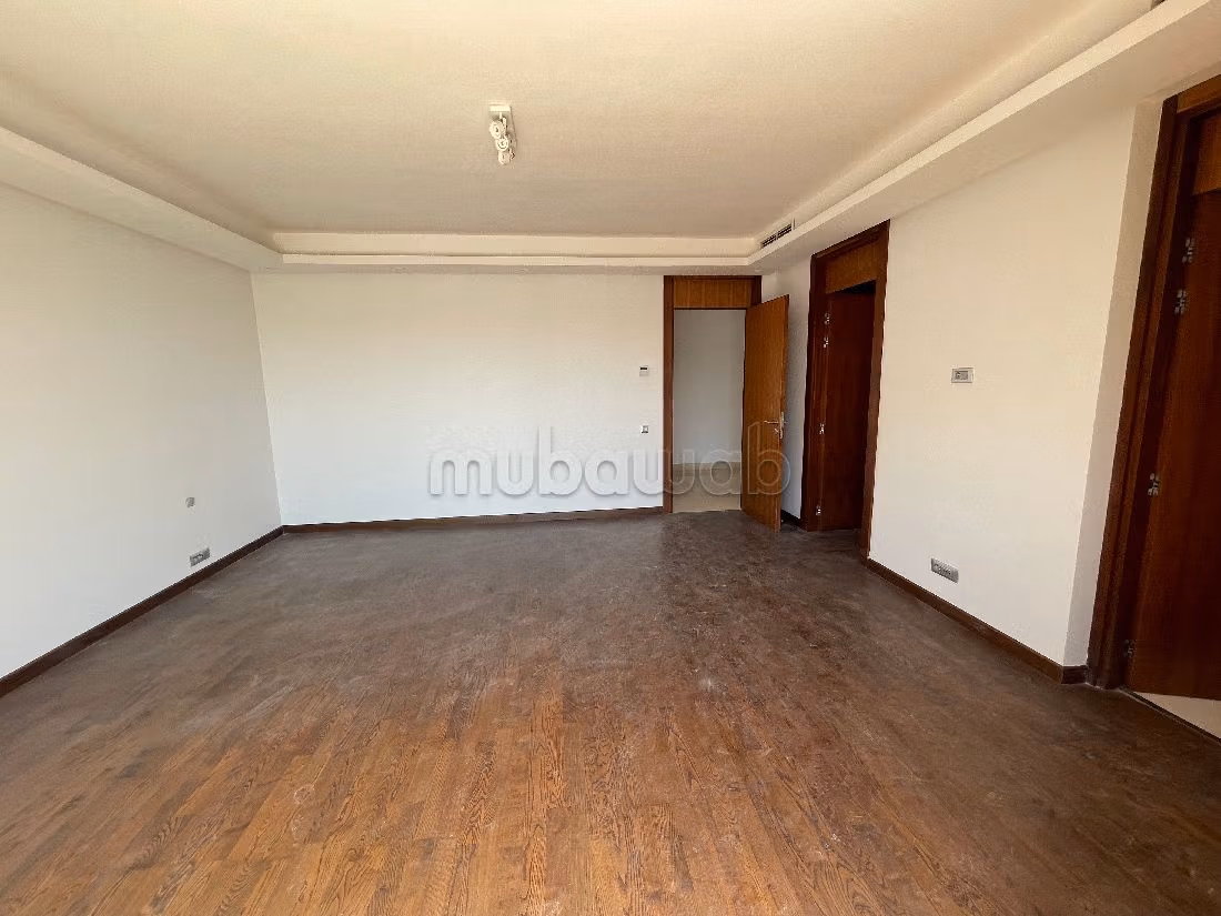 Apartment for rent in Souissi. Dimension 425 m². Robust door, Residence with security.