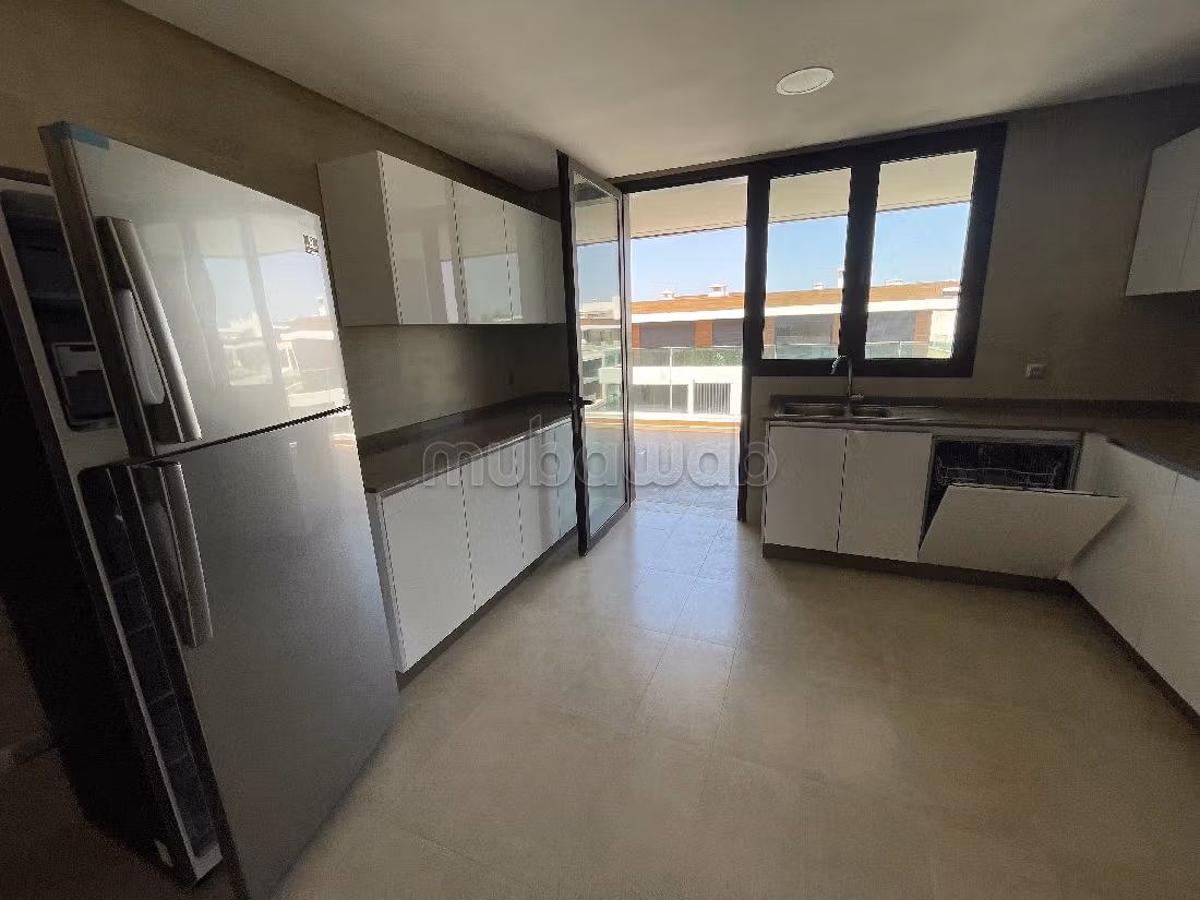 Apartment for rent in Souissi. Dimension 425 m². Robust door, Residence with security.