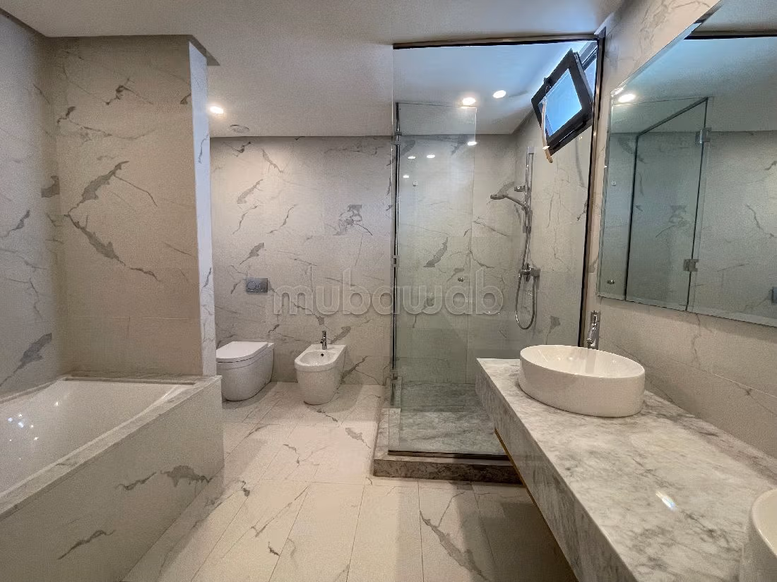 Apartment for rent in Souissi. Dimension 425 m². Robust door, Residence with security.