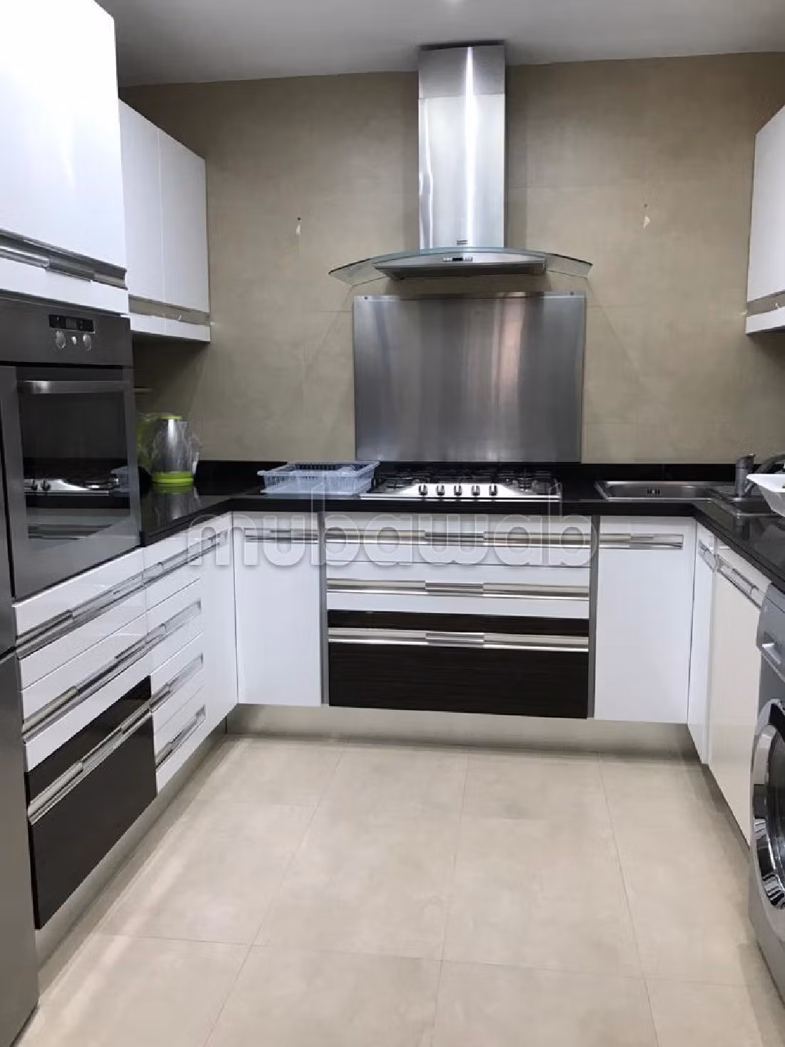 Affitto di uno splendido appartamento a Maârif Extension. 2 ampi locali. Cucina completamente equipaggiata. 