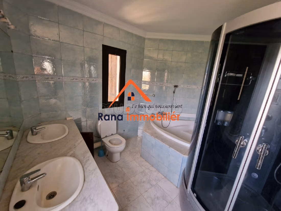 Villa's en luxe woningen beschikbaar in Souissi. 5 Kamers. Zwembad en conciërgeservice.