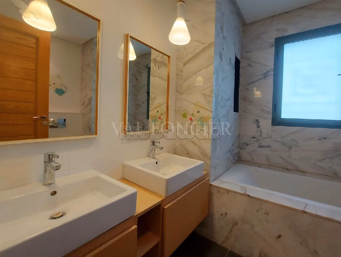 Appartamento da acquistare a Californie. Superficie totale 232 m². Giardino, terrazzo. 