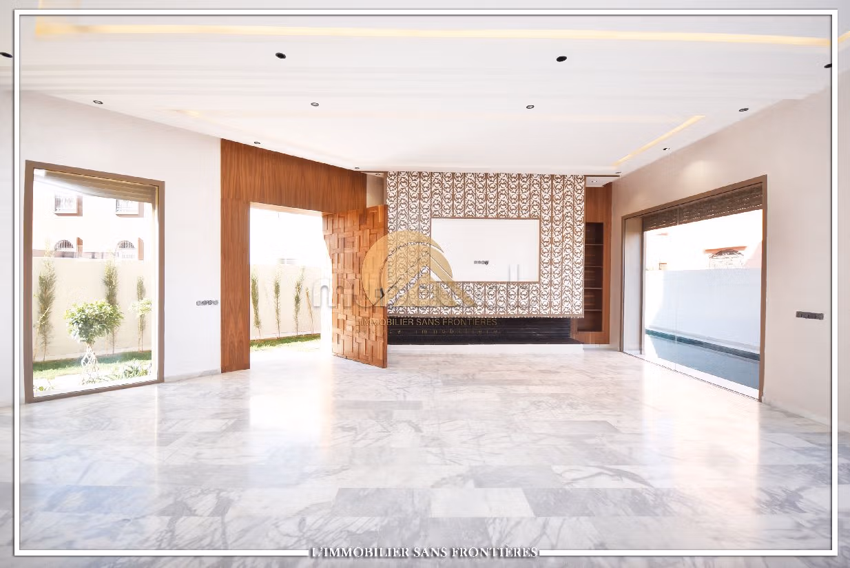 Luxury Villa for sale in Hay Targa. Area of 433 m². Robust door, On site security