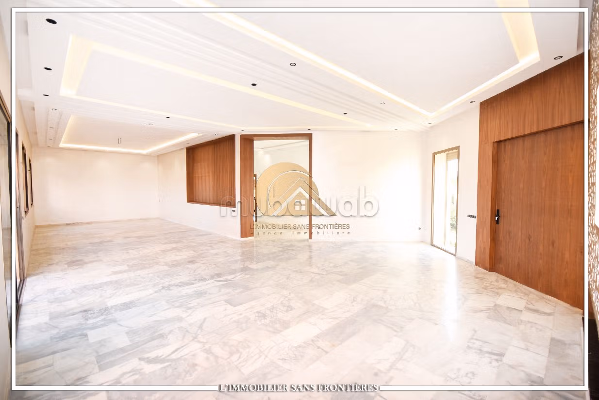 Luxury Villa for sale in Hay Targa. Area of 433 m². Robust door, On site security