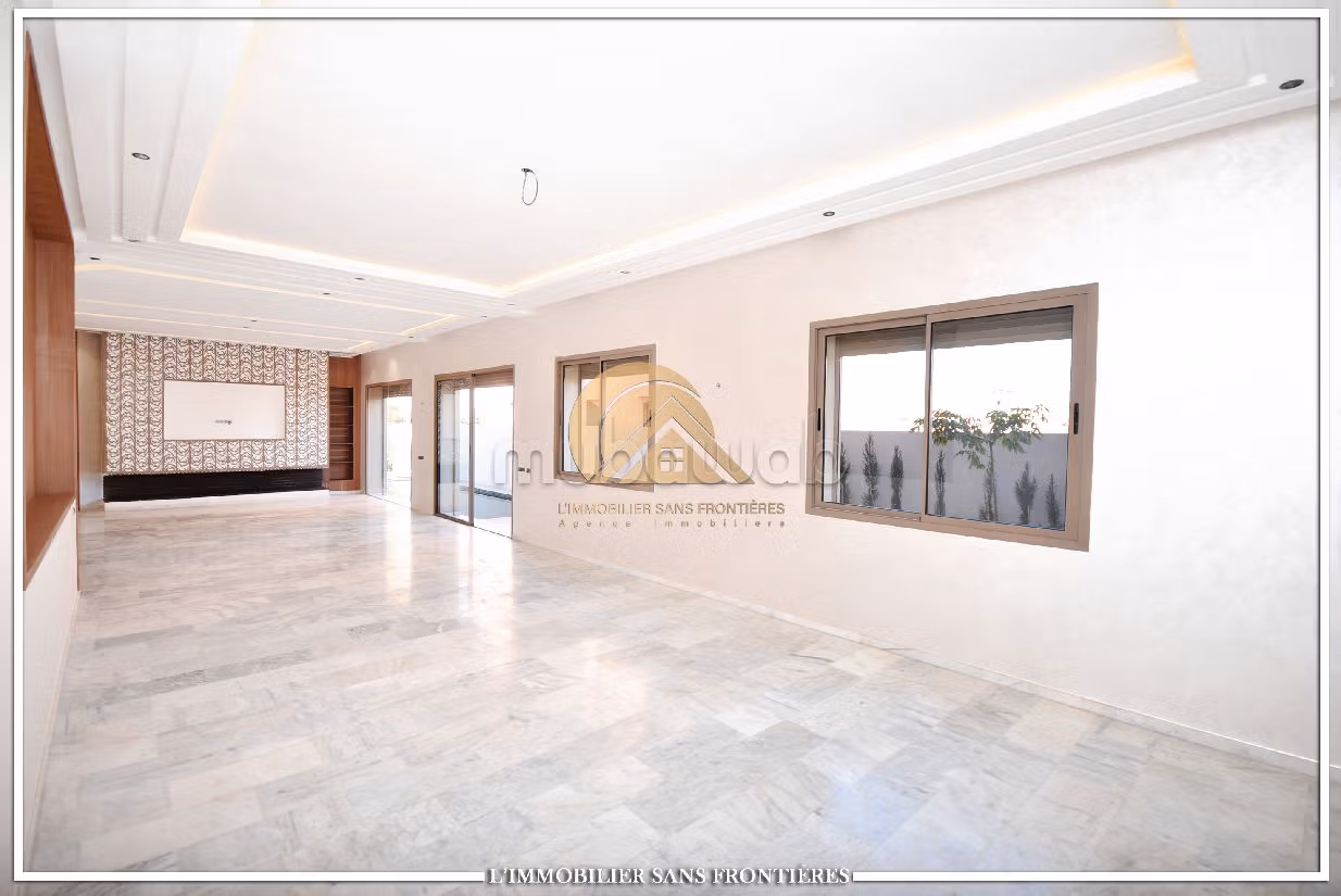 Luxury Villa for sale in Hay Targa. Area of 433 m². Robust door, On site security