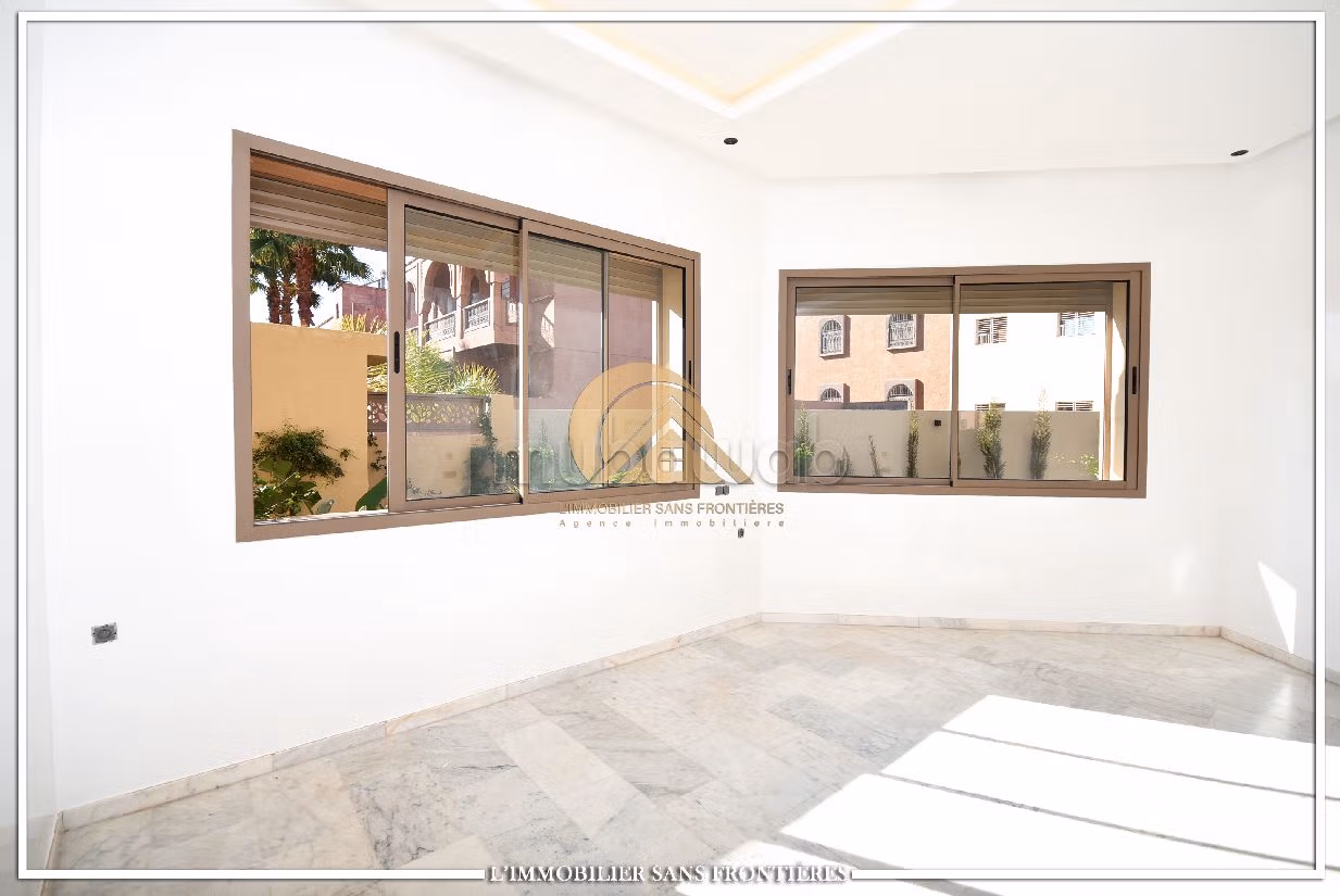 Luxury Villa for sale in Hay Targa. Area of 433 m². Robust door, On site security