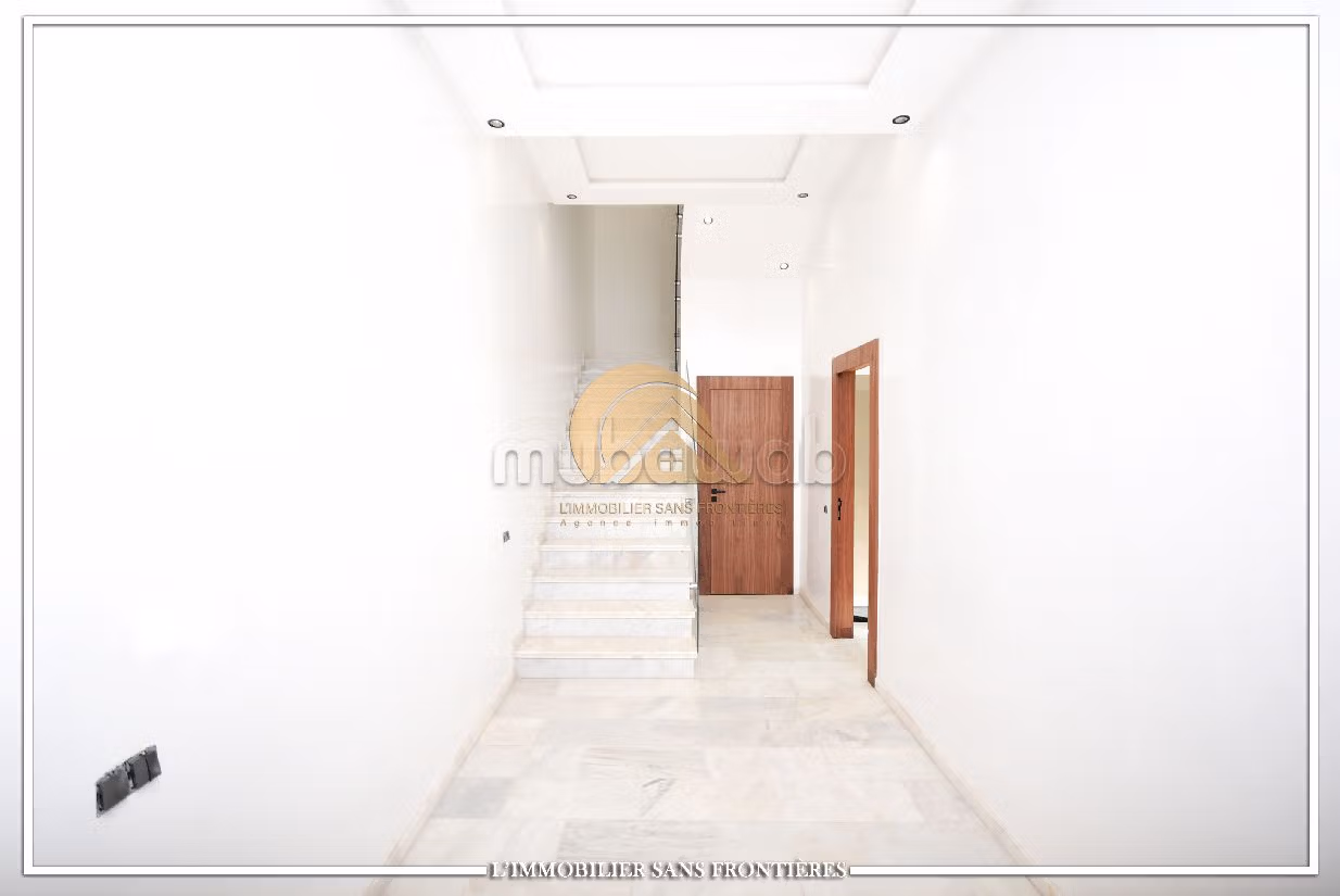 Luxury Villa for sale in Hay Targa. Area of 433 m². Robust door, On site security