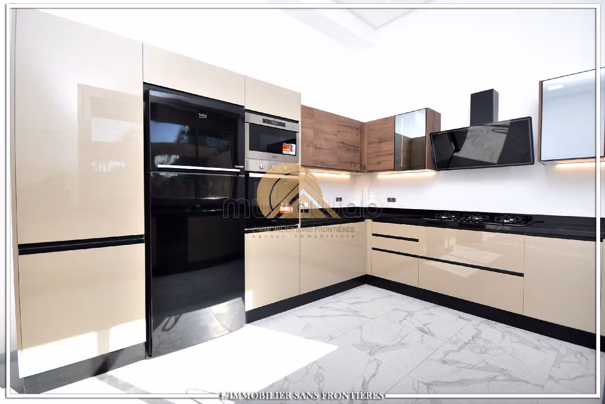 Luxury Villa for sale in Hay Targa. Area of 433 m². Robust door, On site security