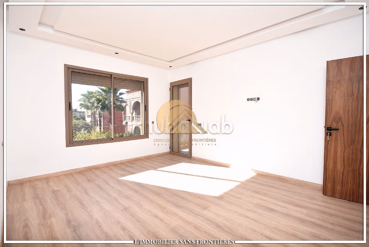 Luxury Villa for sale in Hay Targa. Area of 433 m². Robust door, On site security