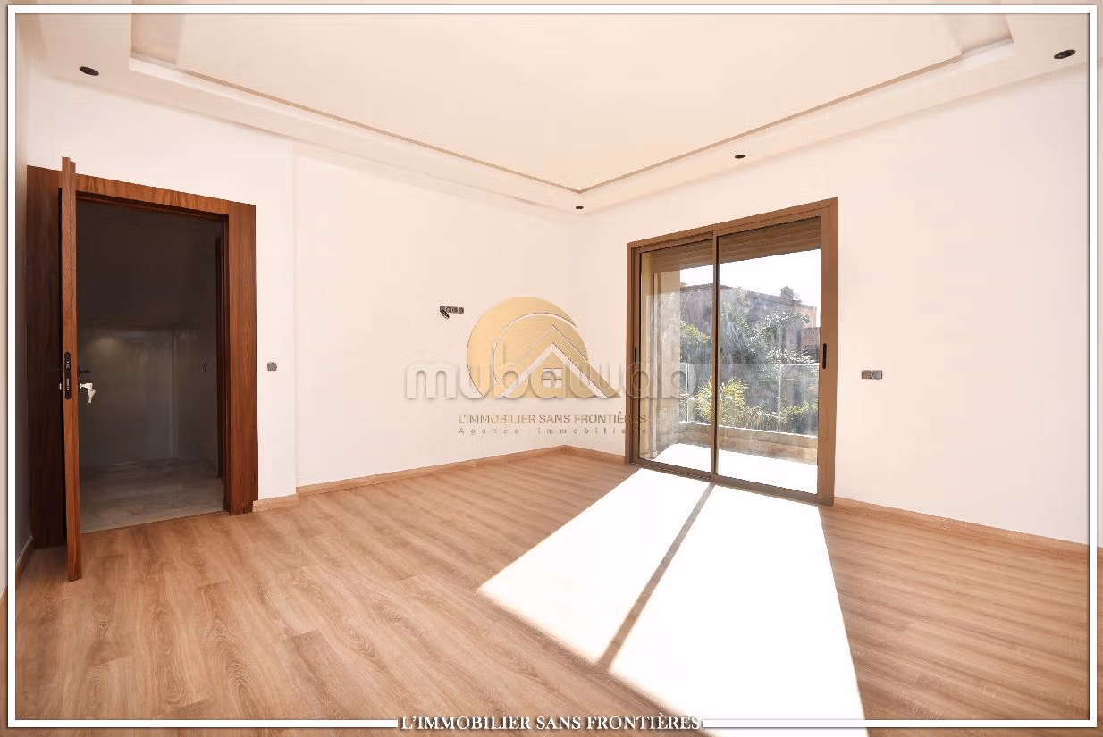 Luxury Villa for sale in Hay Targa. Area of 433 m². Robust door, On site security