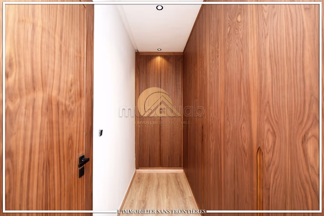 Luxury Villa for sale in Hay Targa. Area of 433 m². Robust door, On site security