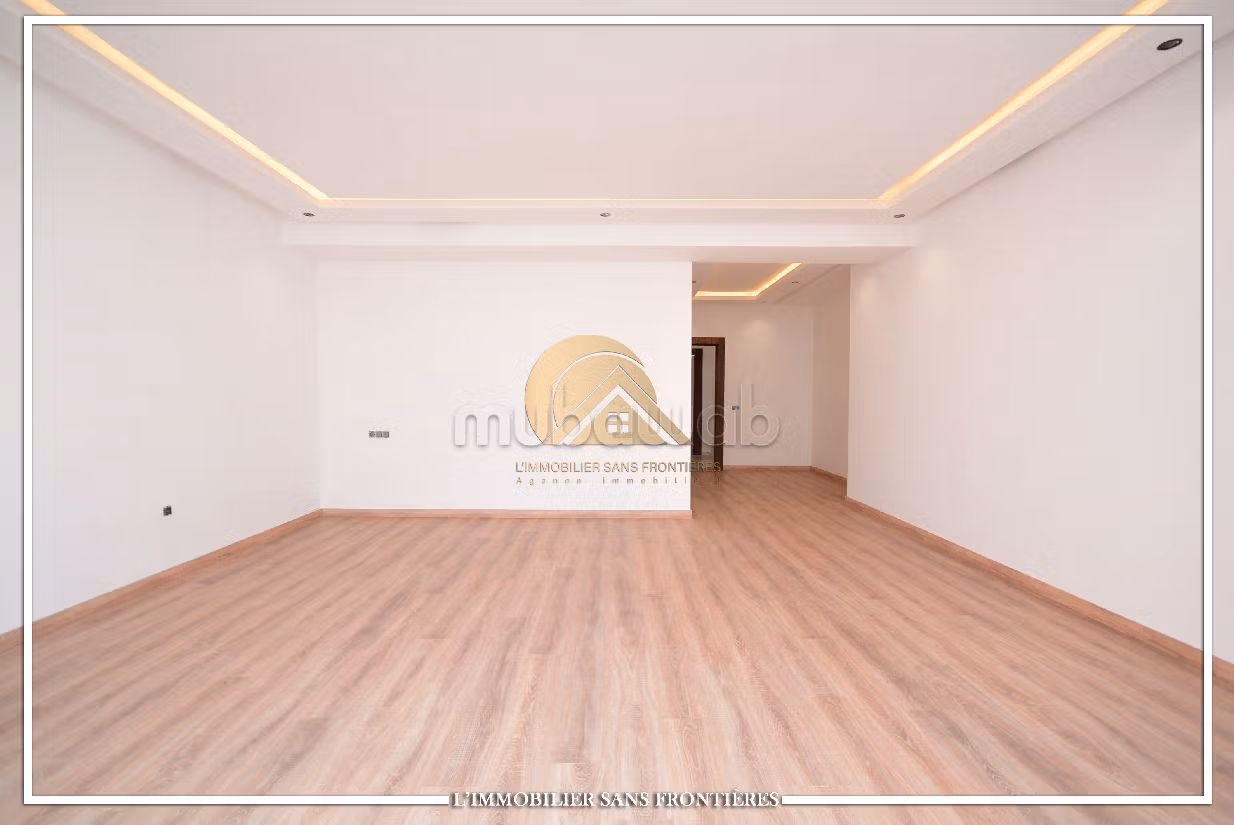 Luxury Villa for sale in Hay Targa. Area of 433 m². Robust door, On site security