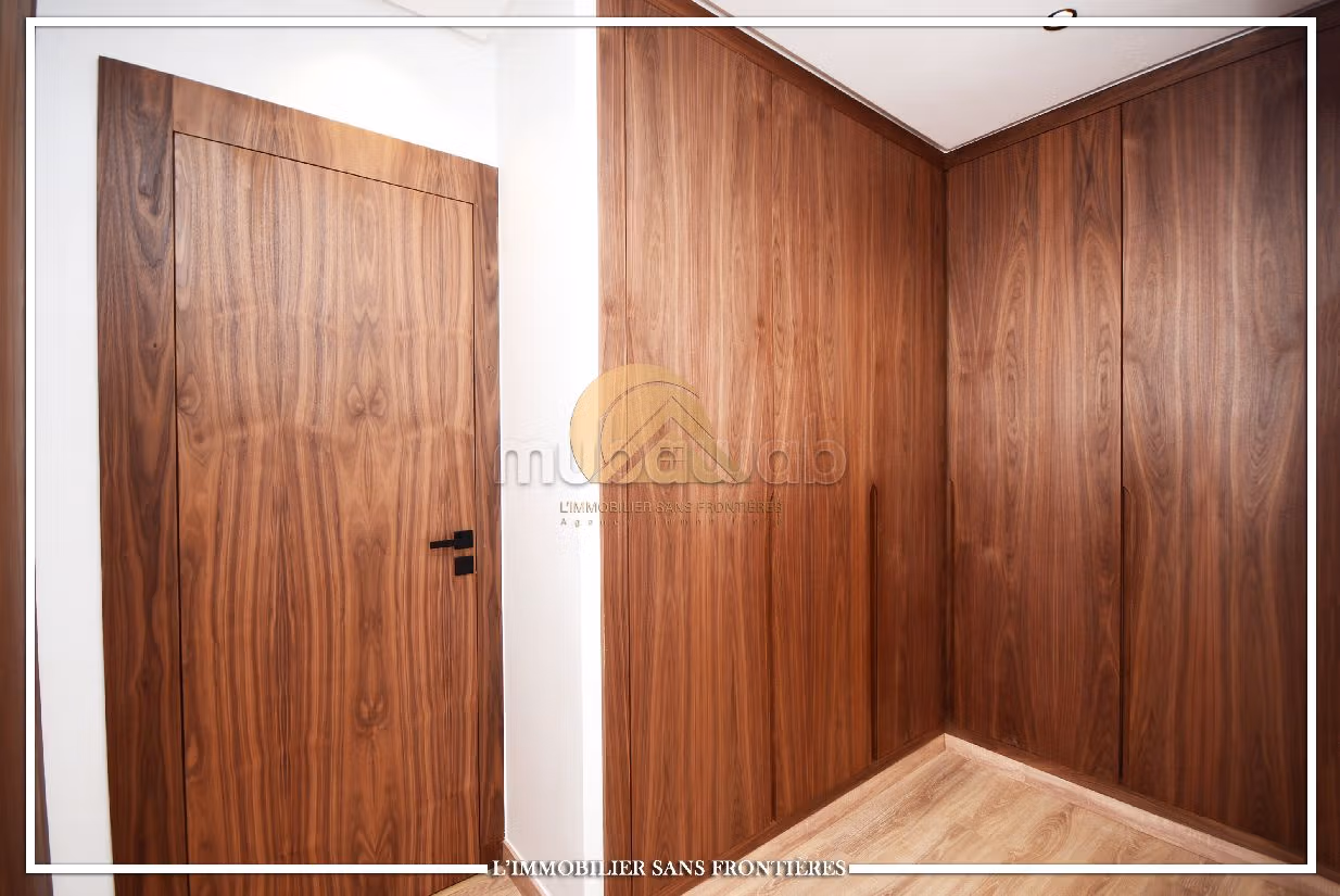 Luxury Villa for sale in Hay Targa. Area of 433 m². Robust door, On site security