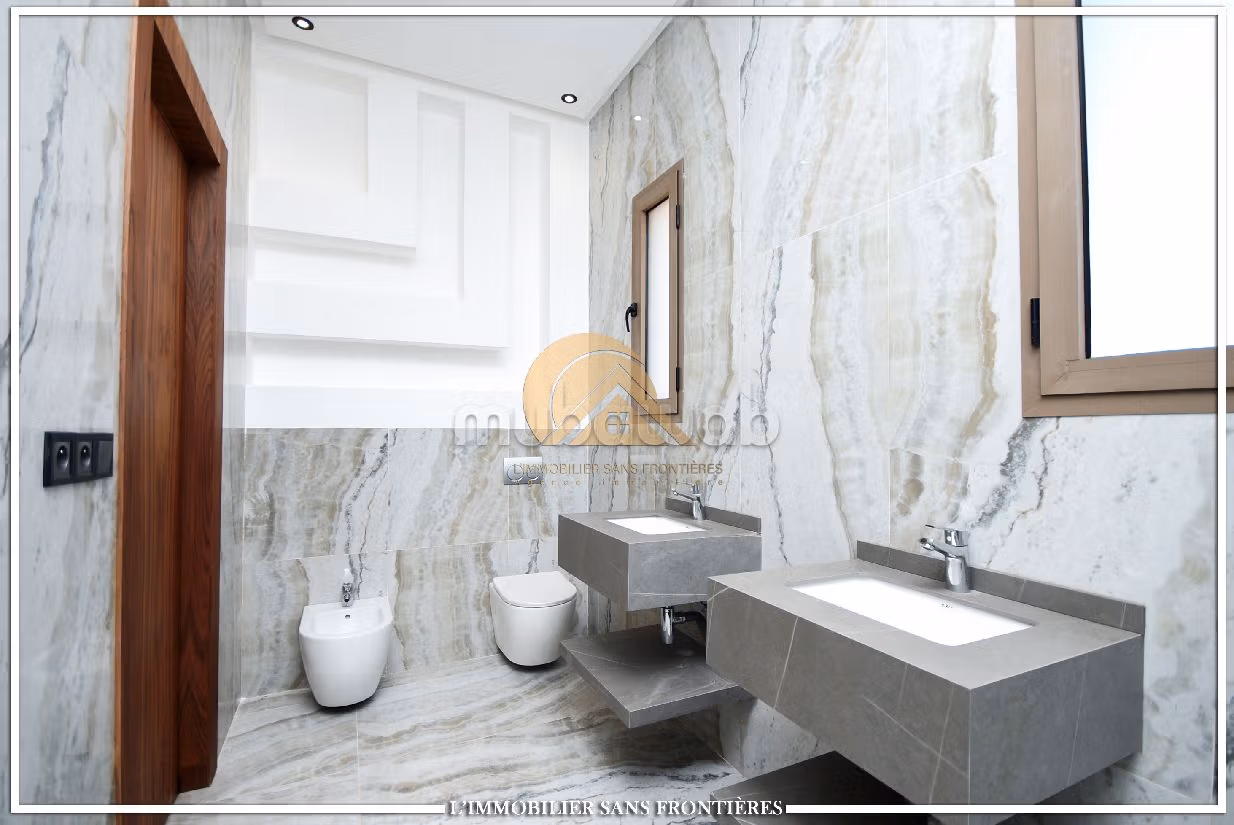 Luxury Villa for sale in Hay Targa. Area of 433 m². Robust door, On site security