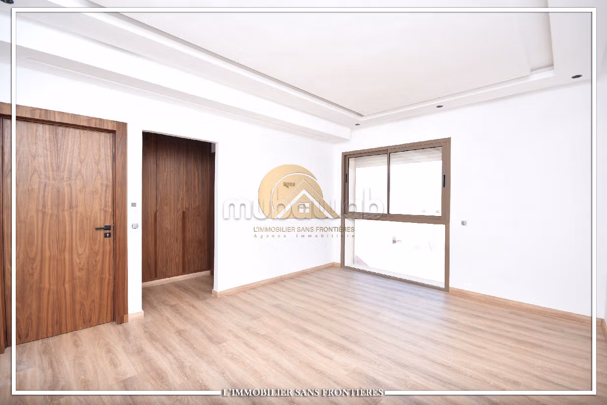 Luxury Villa for sale in Hay Targa. Area of 433 m². Robust door, On site security