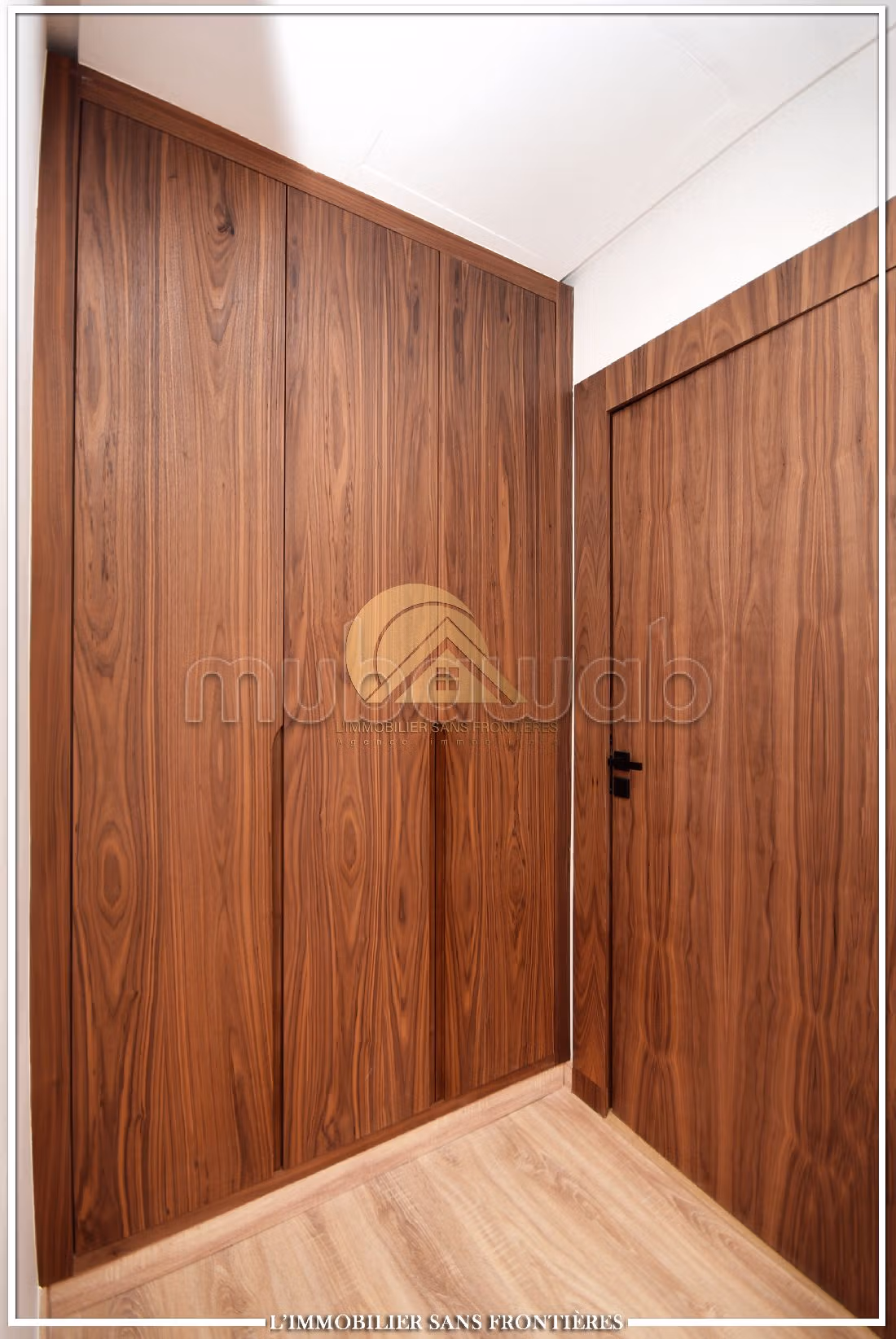 Luxury Villa for sale in Hay Targa. Area of 433 m². Robust door, On site security