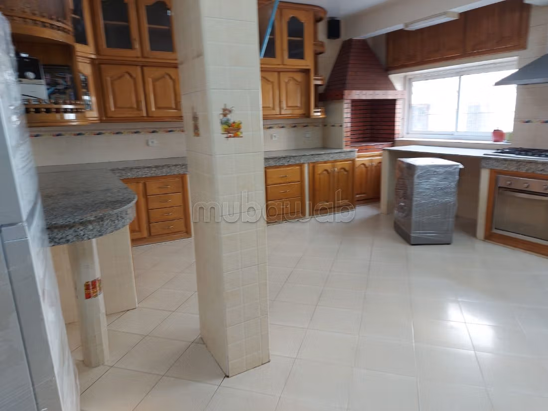 Apartment for rent in Mers Sultan. 3 beautiful rooms. Lift and parking