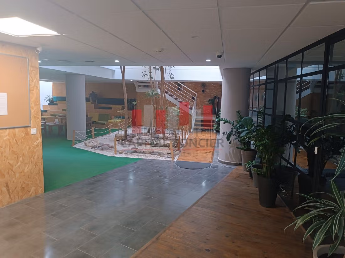 Offices for rent in Racine. Large area 710 m². Security