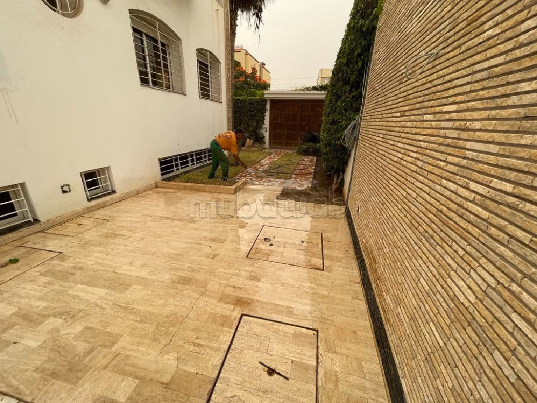 Esplendida villa en venta en Founti. Superficie 324 m². Jardín privado, trastero. 