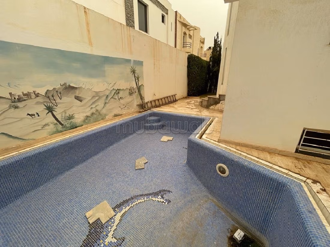 Esplendida villa en venta en Founti. Superficie 324 m². Jardín privado, trastero. 