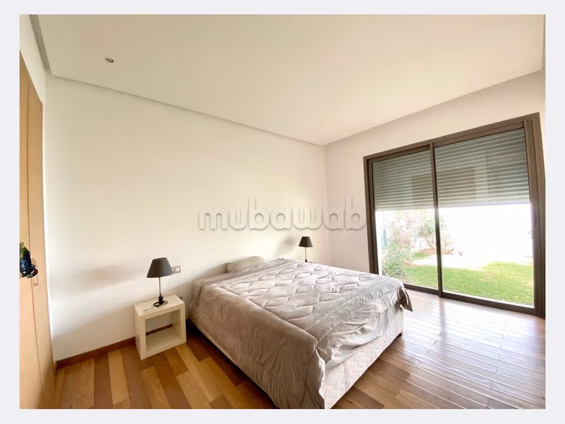 فيلا فخمة للبيع ببوسكورة. 5 قطع مريحة. موقف للسيارات وحديقة